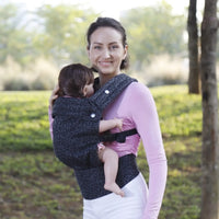 Thumbnail for Snug Sling – Myk og tett – Bæresele for baby og småbarn