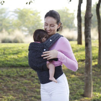 Thumbnail for Snug Sling – Myk og tett – Bæresele for baby og småbarn