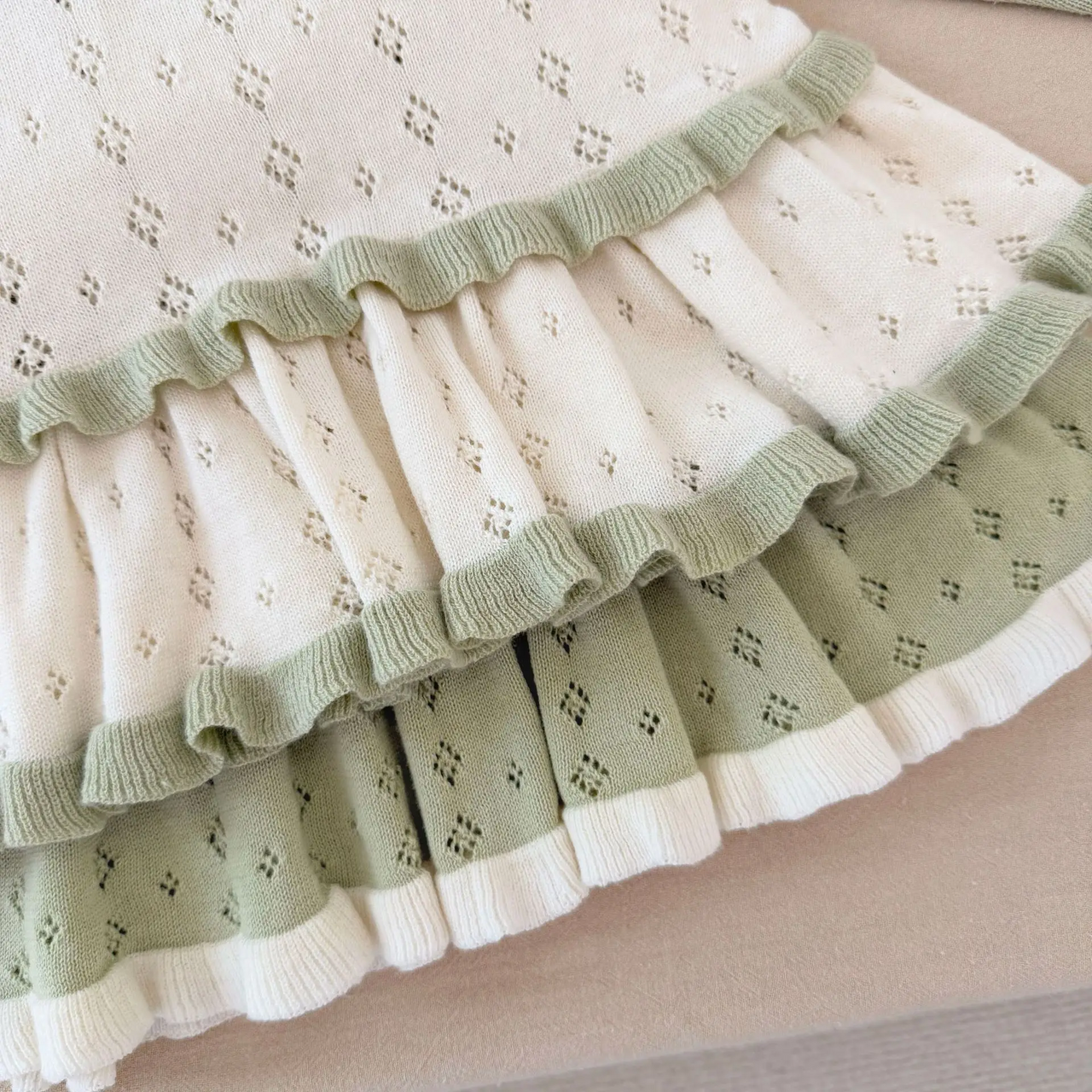 MiniBelle – Elegant og myk – Strikket babykjole med volangdetaljer