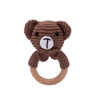 Thumbnail for CuddleRattle – Myk og leken – Heklet babyrangle med trering