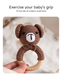 Thumbnail for CuddleRattle – Myk og leken – Heklet babyrangle med trering
