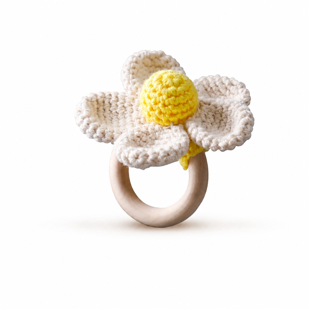 CuddleRattle – Myk og leken – Heklet babyrangle med trering