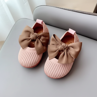 Thumbnail for SweetBow – Søtt og praktisk – Strikkede babysko med sommerfuglsløyfe