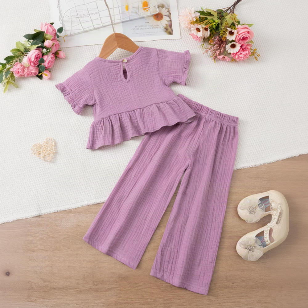 SoftCharm – Elegant og komfortabelt – Jentesett med topp med volanger og lange bukser