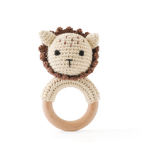 Thumbnail for CuddleRattle – Myk og leken – Heklet babyrangle med trering