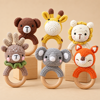 Thumbnail for CuddleRattle – Myk og leken – Heklet babyrangle med trering