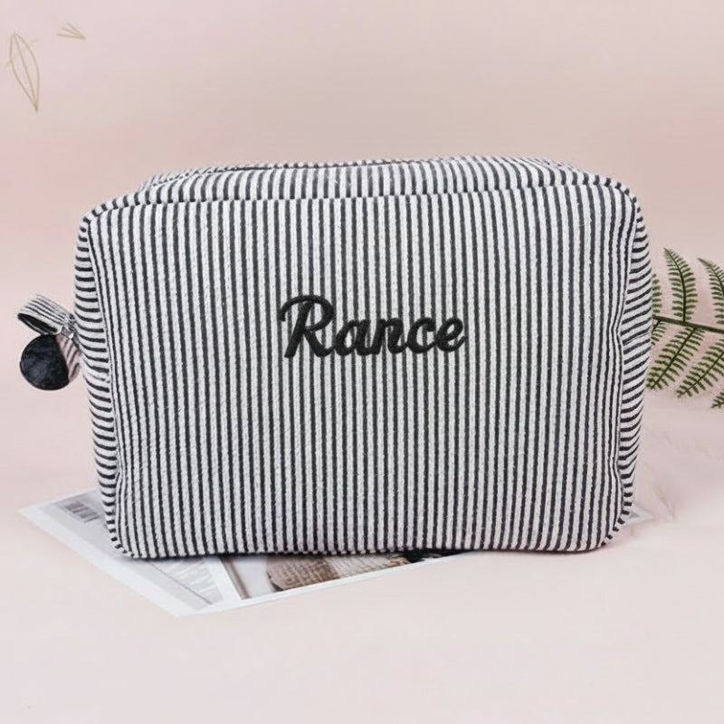 Striped Name Pouch – Personlig og stilig – Sminkeveske