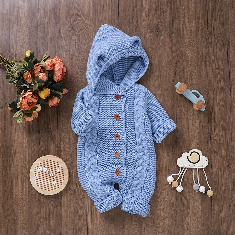 SoftKnit – Varm og søt – Strikket babyjumpsuit med hette