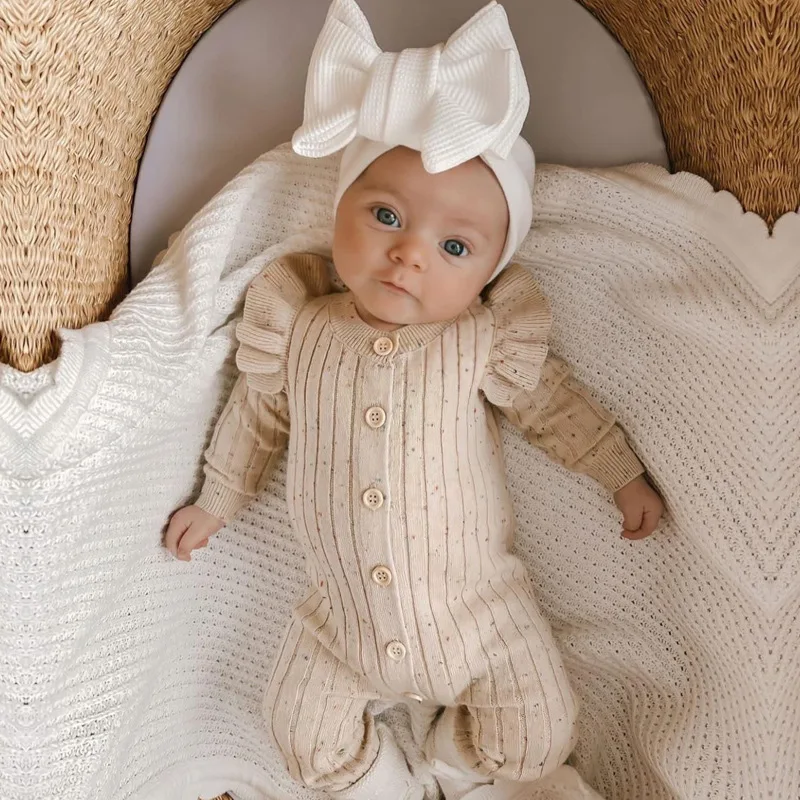 MiniAurora – Mykt og elegant – Strikket babydrakt med englevinger og pannebånd