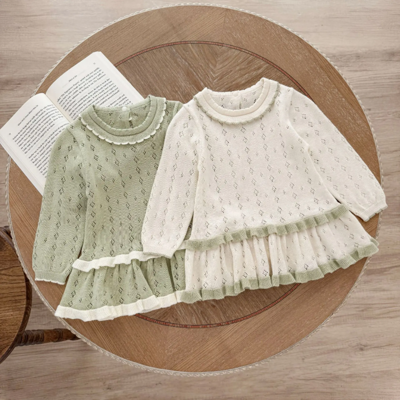 MiniBelle – Elegant og myk – Strikket babykjole med volangdetaljer