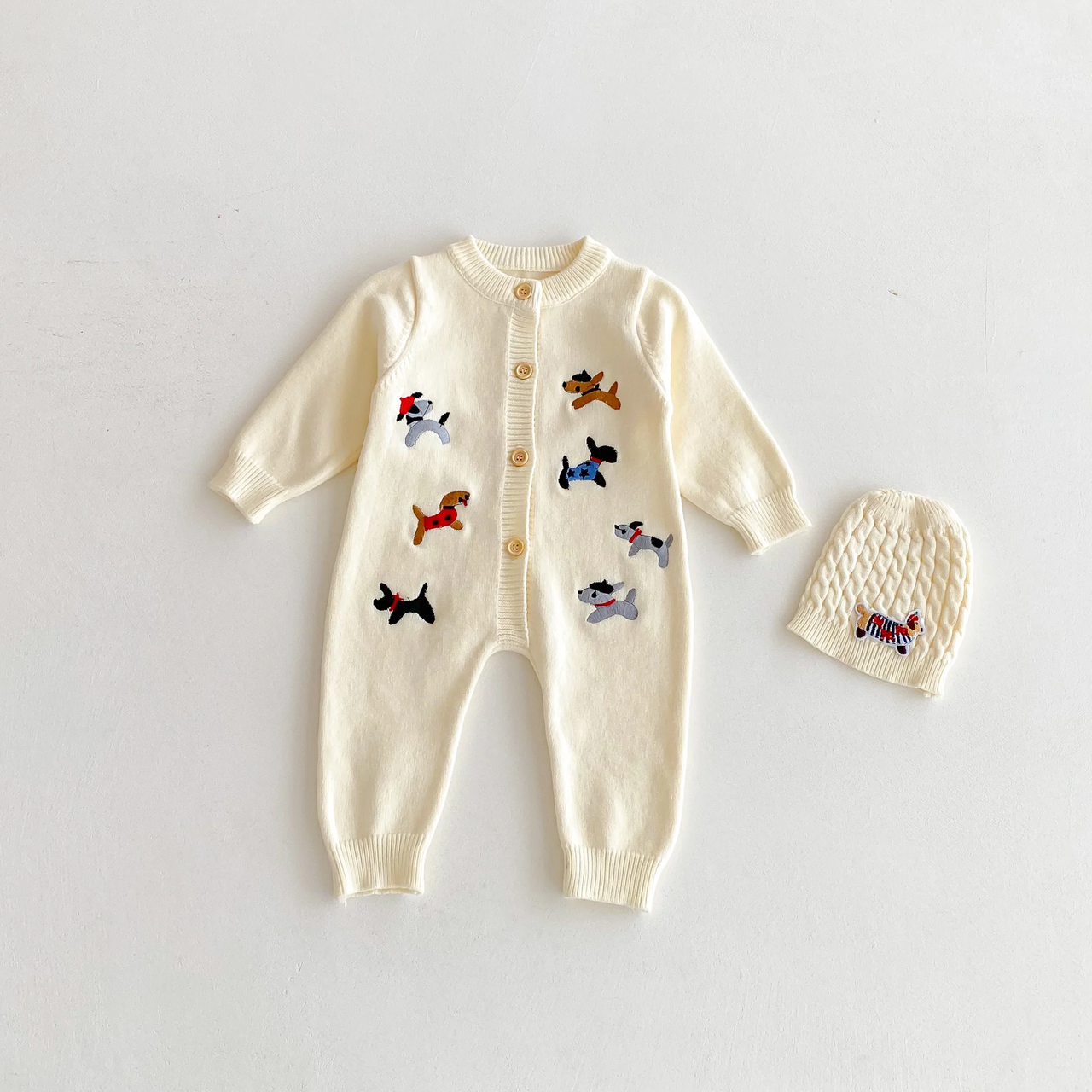 PlayfulKnit – Myk og søt – Strikket babyjumpsuit med hundemotiv