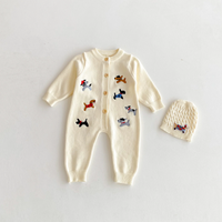 Thumbnail for PlayfulKnit – Myk og søt – Strikket babyjumpsuit med hundemotiv