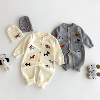 Thumbnail for PlayfulKnit – Myk og søt – Strikket babyjumpsuit med hundemotiv