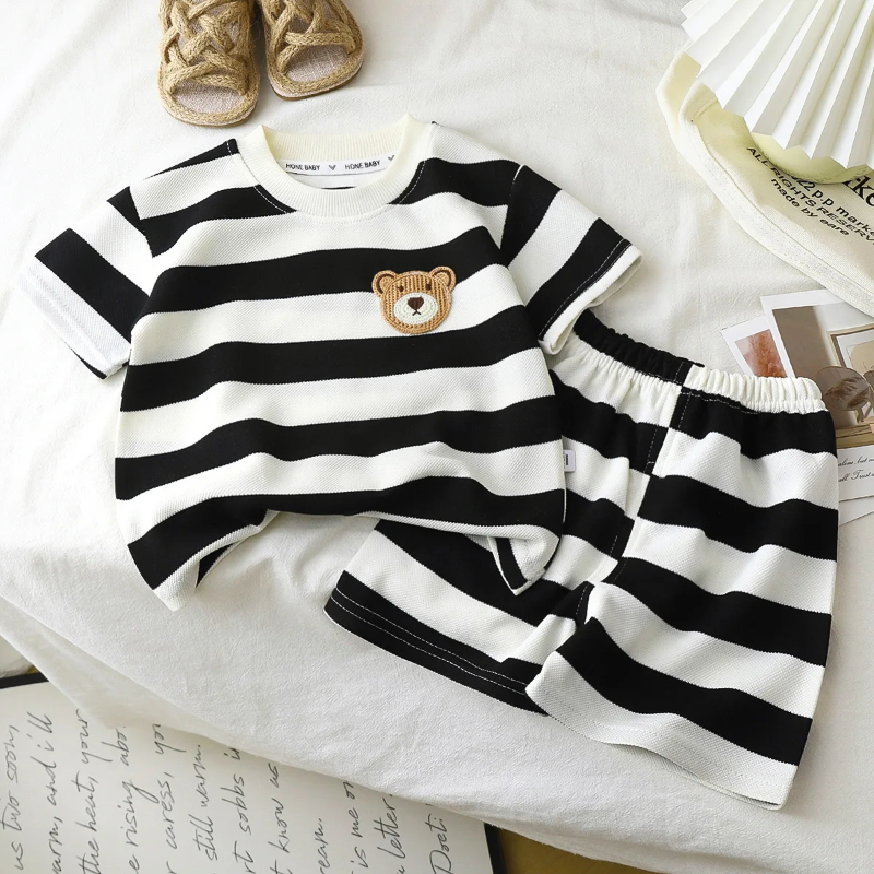 Kids Stripe Outfit – Trendy og komfortabelt – Sommerantrekk til barn