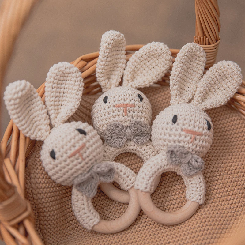CuddleRattle – Myk og leken – Heklet babyrangle med trering