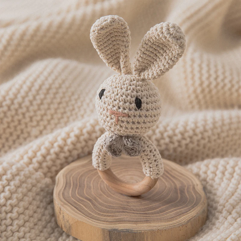 CuddleRattle – Myk og leken – Heklet babyrangle med trering
