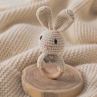 Thumbnail for CuddleRattle – Myk og leken – Heklet babyrangle med trering