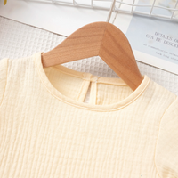 Thumbnail for SoftCharm – Elegant og komfortabelt – Jentesett med topp med volanger og lange bukser