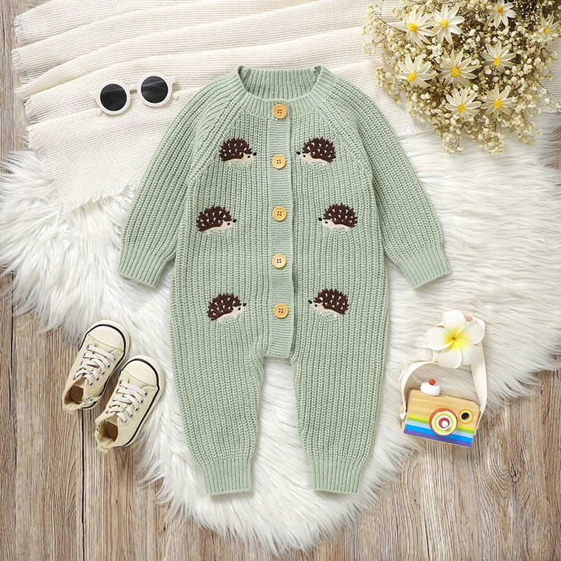 CozyHedge – Myk og varm – Strikket babyjumpsuit med pinnsvinmønster