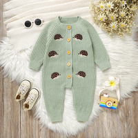 Thumbnail for CozyHedge – Myk og varm – Strikket babyjumpsuit med pinnsvinmønster