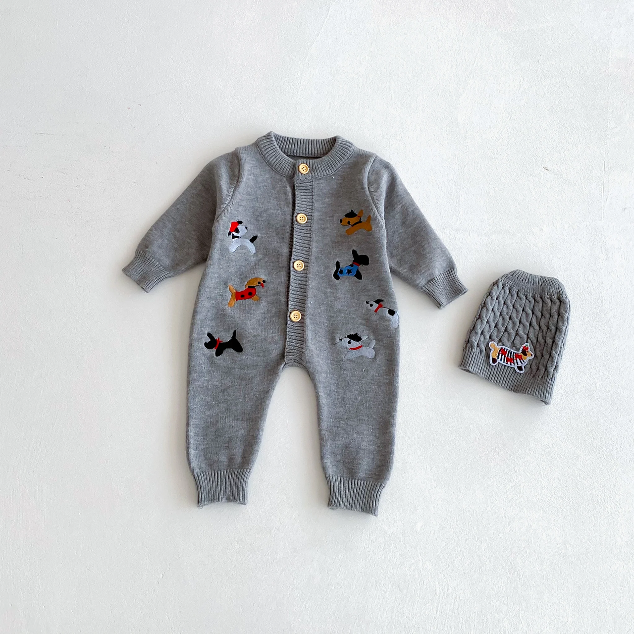 PlayfulKnit – Myk og søt – Strikket babyjumpsuit med hundemotiv