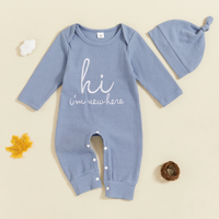 Thumbnail for CuddleBaby – Hei, jeg er ny her – Sett med babyjumpsuit og lue