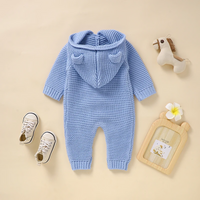 Thumbnail for SoftKnit – Varm og søt – Strikket babyjumpsuit med hette