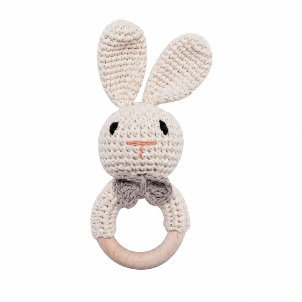 CuddleRattle – Myk og leken – Heklet babyrangle med trering