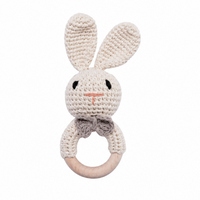 Thumbnail for CuddleRattle – Myk og leken – Heklet babyrangle med trering