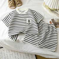 Thumbnail for Kids Stripe Outfit – Trendy og komfortabelt – Sommerantrekk til barn