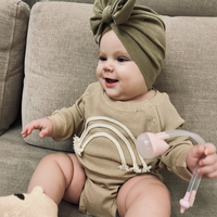 Thumbnail for SnuggleHue – Myk og behagelig – Regnbue-body til baby