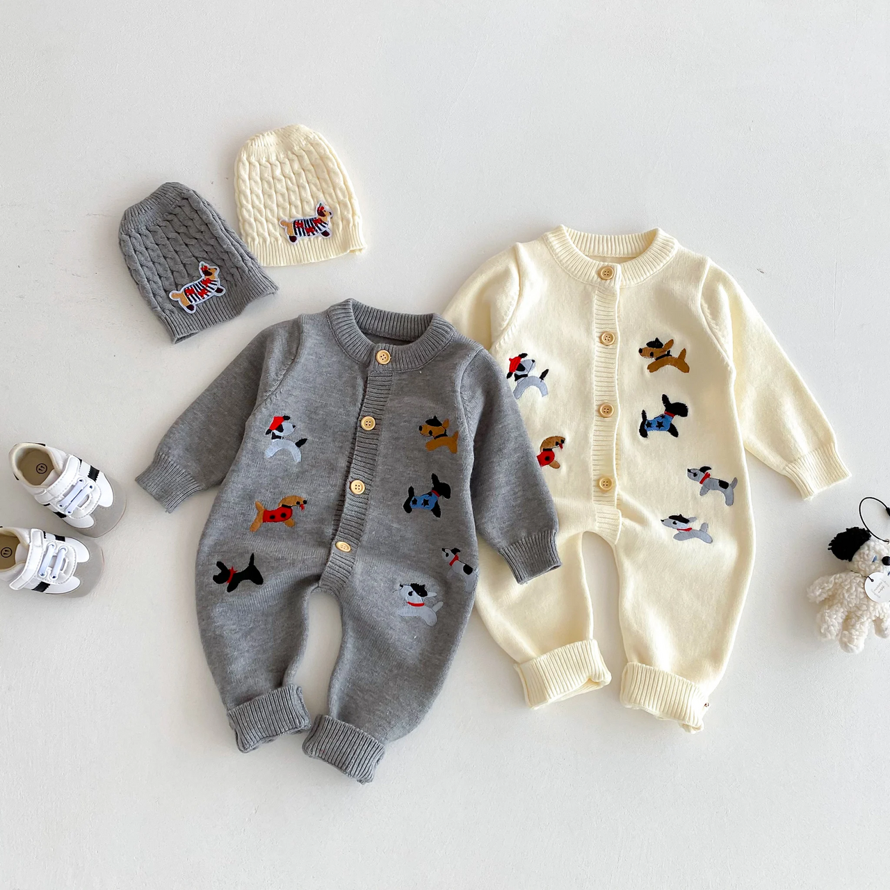 PlayfulKnit – Myk og søt – Strikket babyjumpsuit med hundemotiv