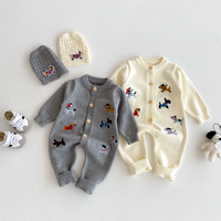 Thumbnail for PlayfulKnit – Myk og søt – Strikket babyjumpsuit med hundemotiv