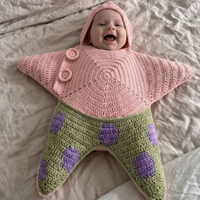 Thumbnail for CozyStar – Myk og håndlaget – Strikket babyjumpsuit med stjerneformet mønster