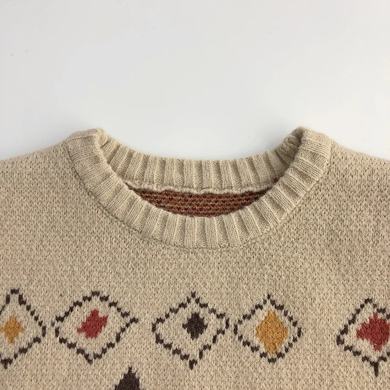 LittleRetro – Varm og stilig – Strikket barnegenser med diamantmønster