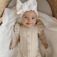 Thumbnail for MiniAurora – Mykt og elegant – Strikket babydrakt med englevinger og pannebånd