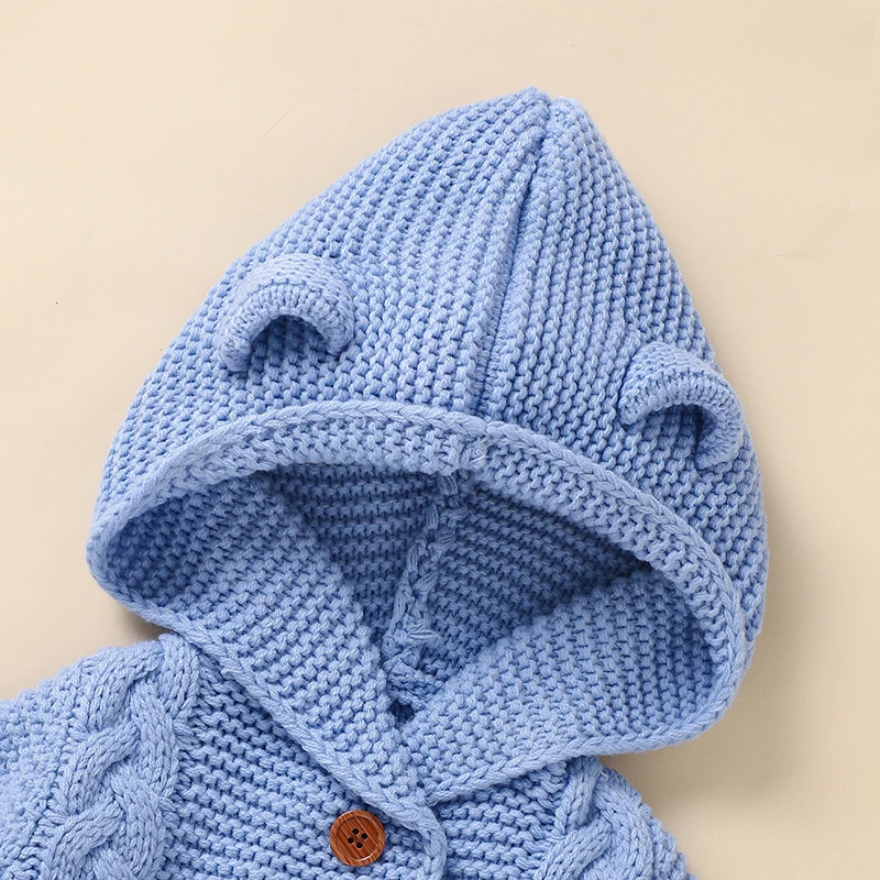 SoftKnit – Varm og søt – Strikket babyjumpsuit med hette