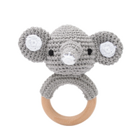 Thumbnail for CuddleRattle – Myk og leken – Heklet babyrangle med trering