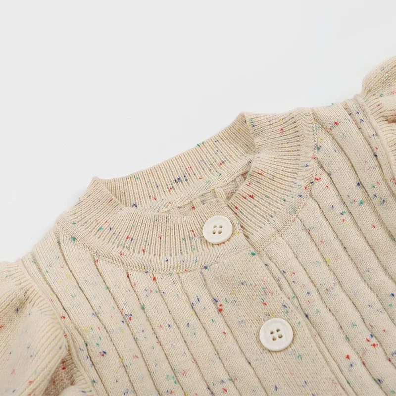 MiniAurora – Mykt og elegant – Strikket babydrakt med englevinger og pannebånd