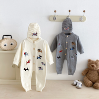 Thumbnail for PlayfulKnit – Myk og søt – Strikket babyjumpsuit med hundemotiv