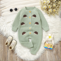 Thumbnail for CozyHedge – Myk og varm – Strikket babyjumpsuit med pinnsvinmønster