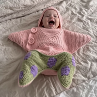 Thumbnail for CozyStar – Myk og håndlaget – Strikket babyjumpsuit med stjerneformet mønster