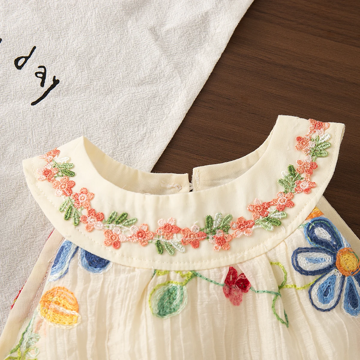MiniFlora – Lett og sjarmerende – Brodert kjole til små jenter