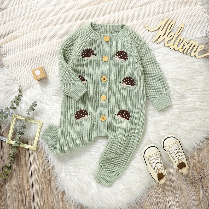 CozyHedge – Myk og varm – Strikket babyjumpsuit med pinnsvinmønster
