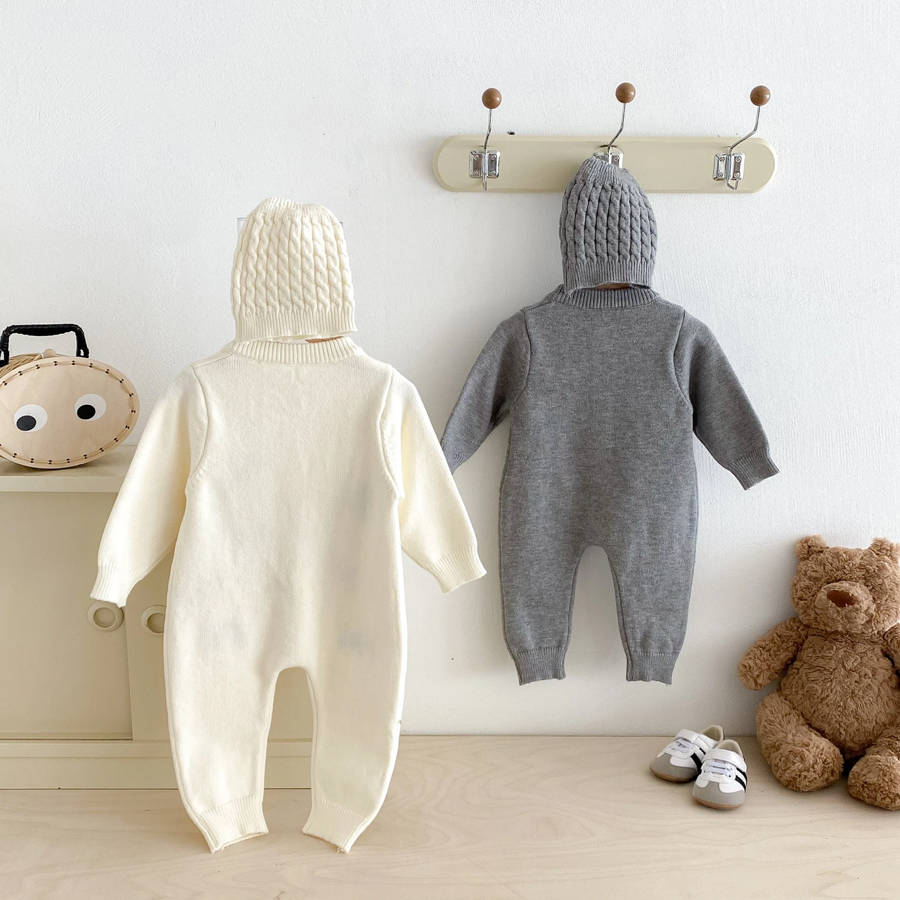 PlayfulKnit – Myk og søt – Strikket babyjumpsuit med hundemotiv