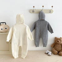 Thumbnail for PlayfulKnit – Myk og søt – Strikket babyjumpsuit med hundemotiv