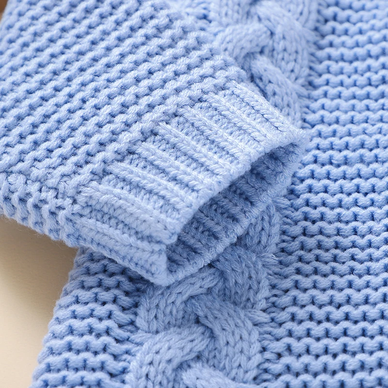 SoftKnit – Varm og søt – Strikket babyjumpsuit med hette
