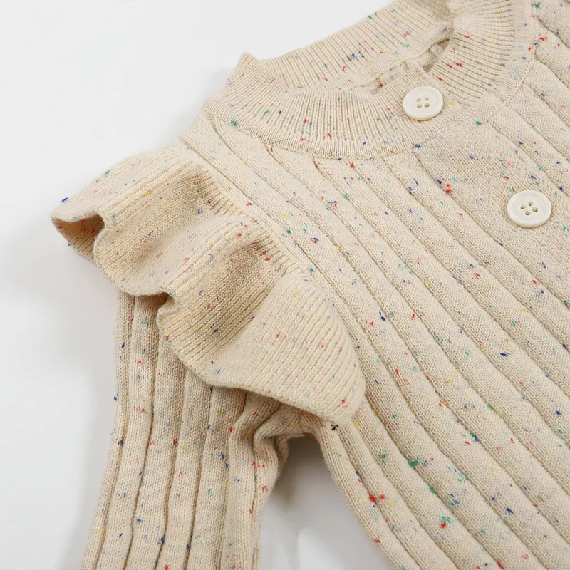 MiniAurora – Mykt og elegant – Strikket babydrakt med englevinger og pannebånd