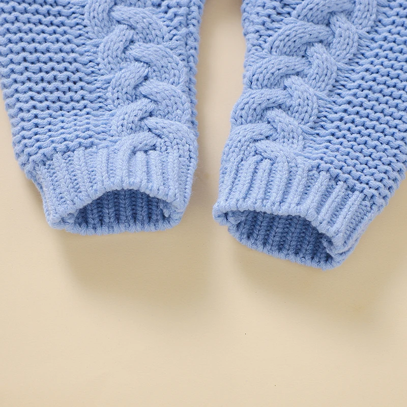 SoftKnit – Varm og søt – Strikket babyjumpsuit med hette