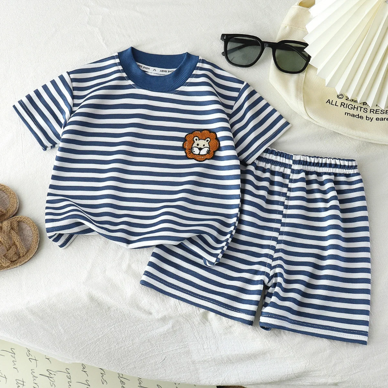 Kids Stripe Outfit – Trendy og komfortabelt – Sommerantrekk til barn